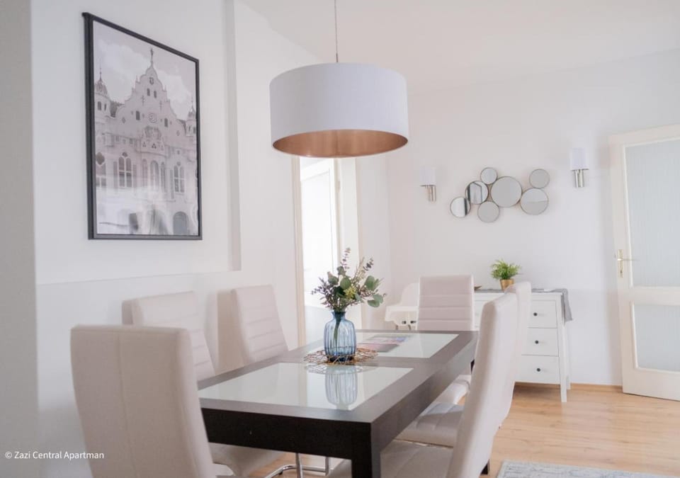 Dining area, Meals