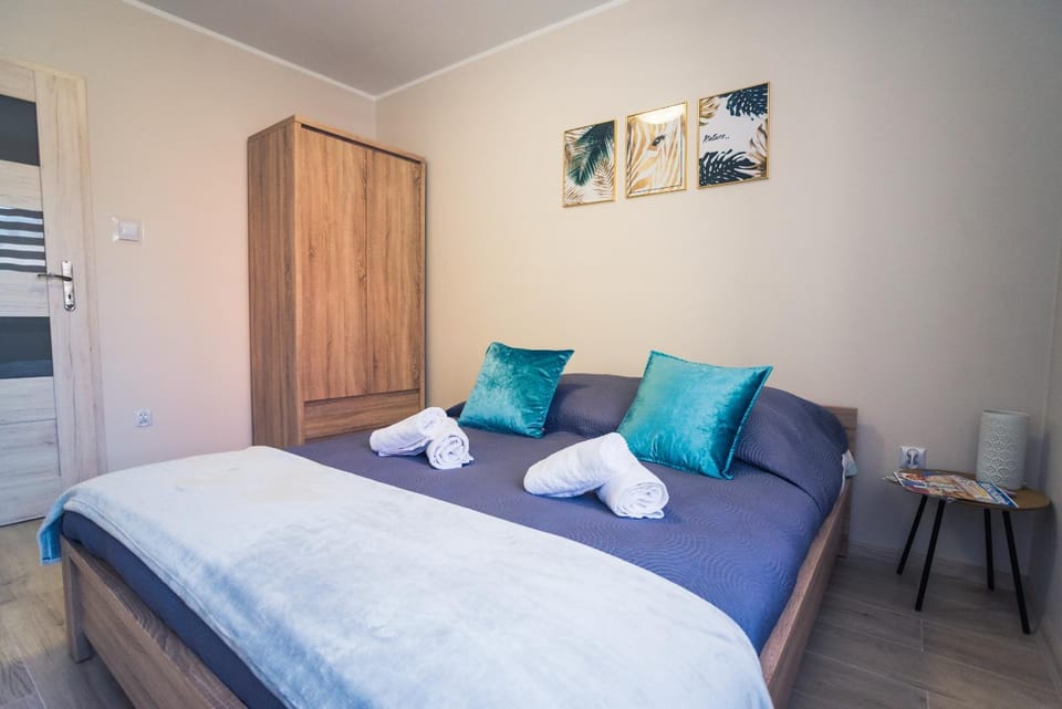 Bed, Photo of the whole room, Bedroom, towels, wardrobe