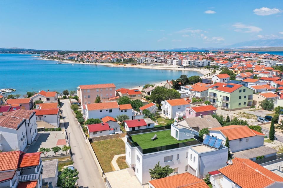 Luxury eight bedroom villa with swimming pool and jacuzzi 100 meters from the sea Villa in Zadar County