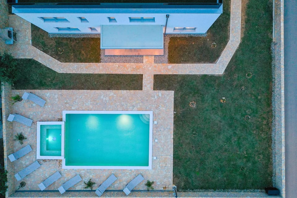 Luxury eight bedroom villa with swimming pool and jacuzzi 100 meters from the sea Villa in Zadar County