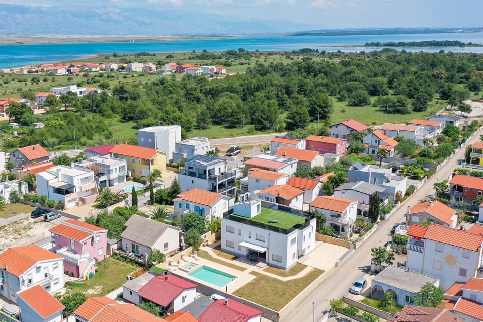 Luxury eight bedroom villa with swimming pool and jacuzzi 100 meters from the sea Villa in Zadar County