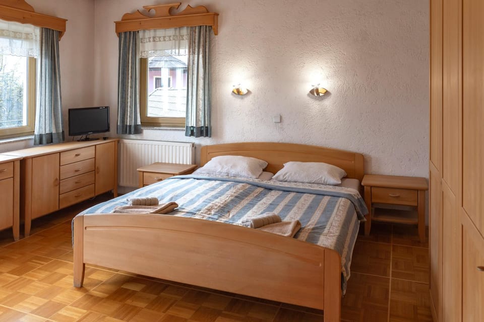 Bed, TV and multimedia, Bedroom, wardrobe