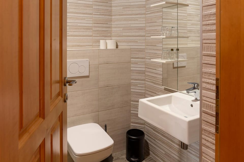 Shower, Toilet, Bathroom, heating