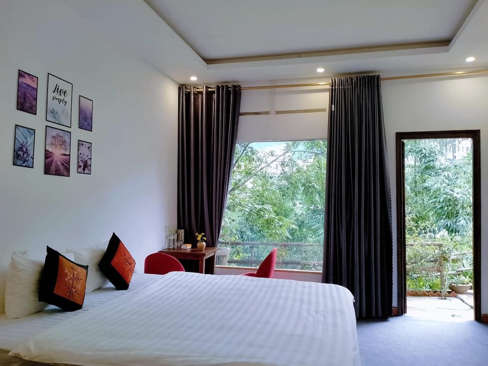 Bed, Photo of the whole room, Seating area, Bedroom, Garden view