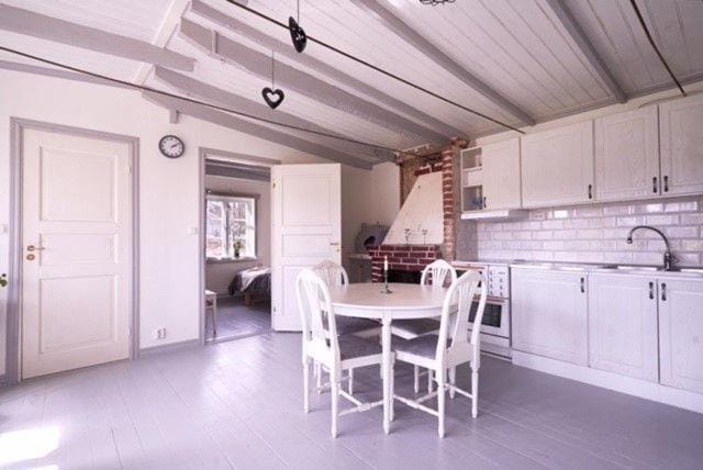 Kitchen or kitchenette, Dining area