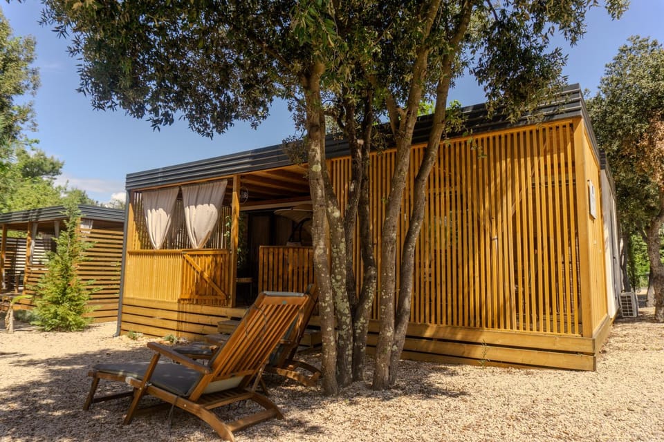 Property building, Spring, Day, Garden, Garden view, sunbed