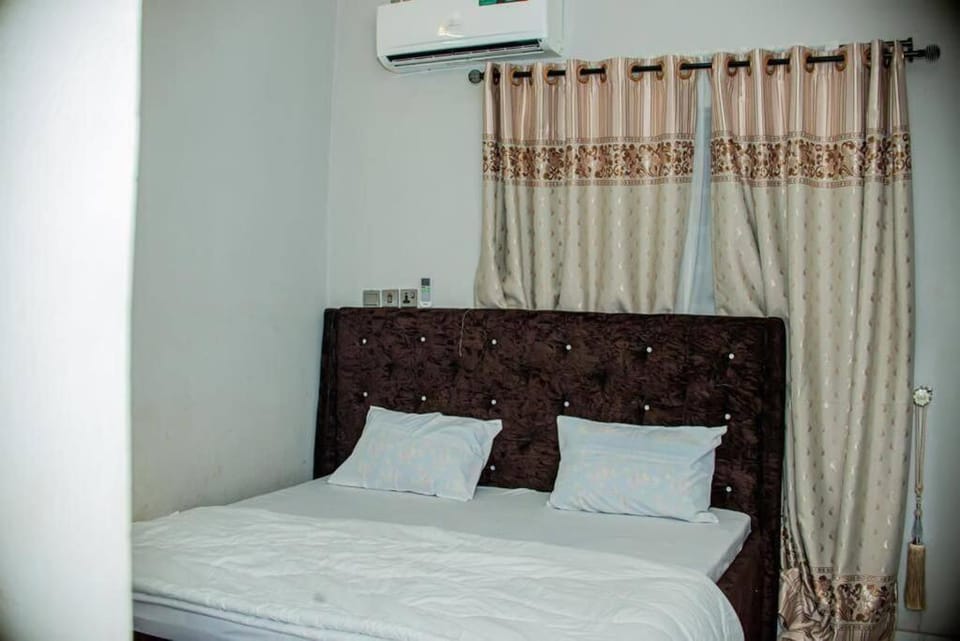 Bed, Photo of the whole room, Bedroom, air conditioner