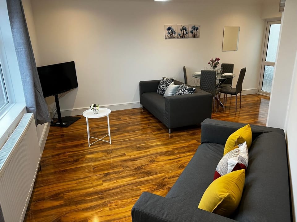 TV and multimedia, Living room, Seating area, Evening entertainment