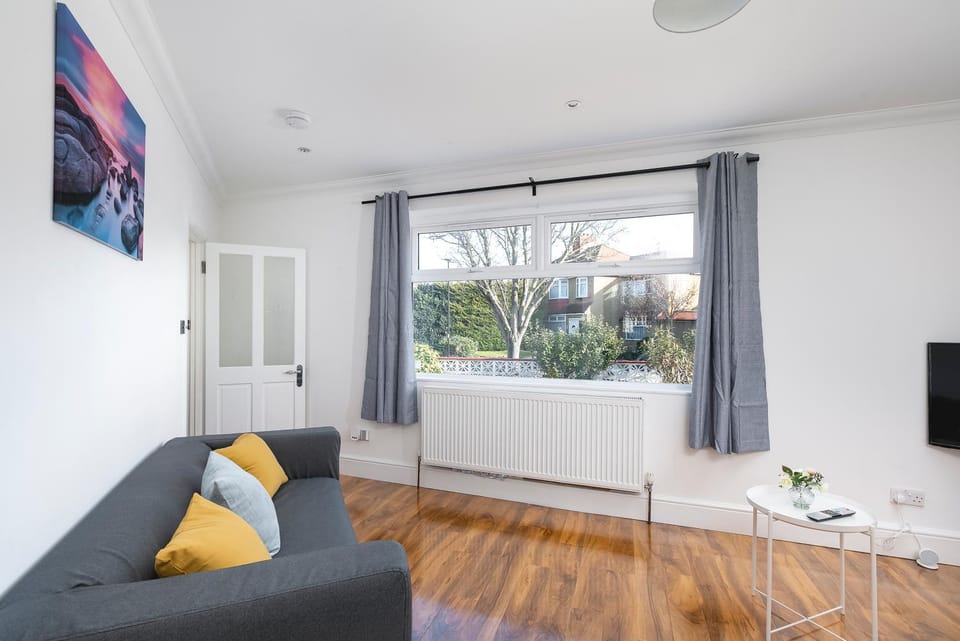 TV and multimedia, Living room, Seating area, Evening entertainment