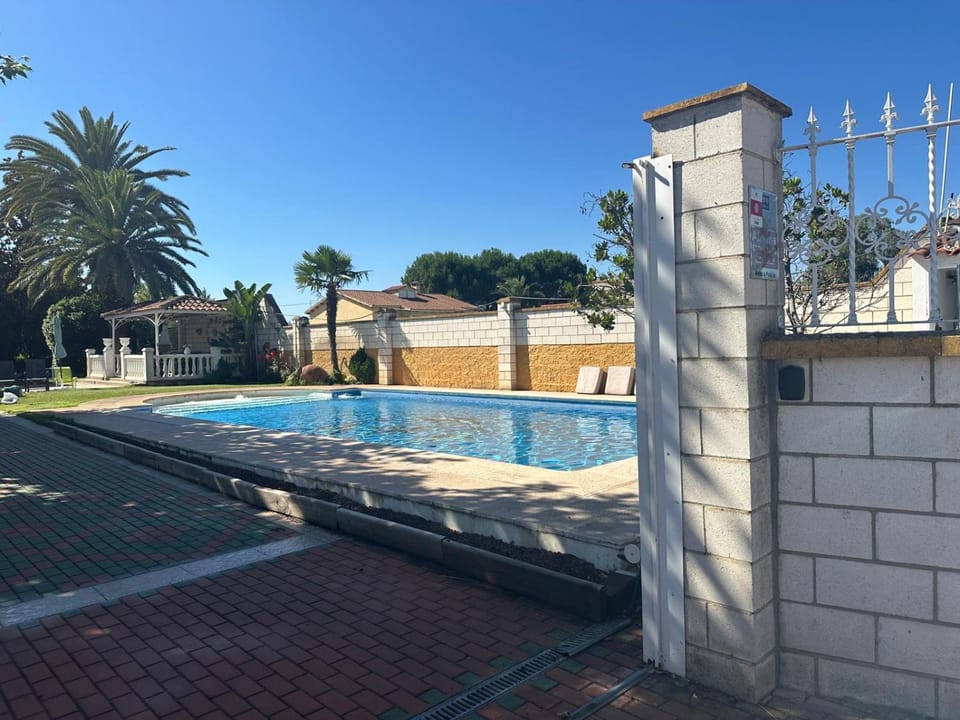 Facade/entrance, Swimming pool
