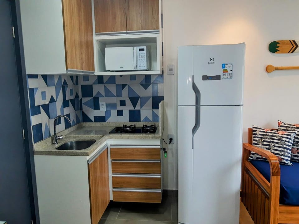 Kitchen or kitchenette, minibar, stove