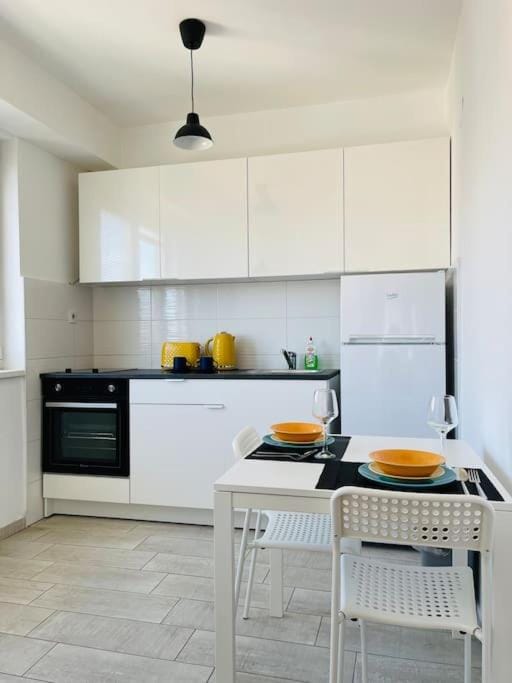 New modern Rooftop Apartment-FREE PRIVATE PARKING, self check-in Apartment in Skopje