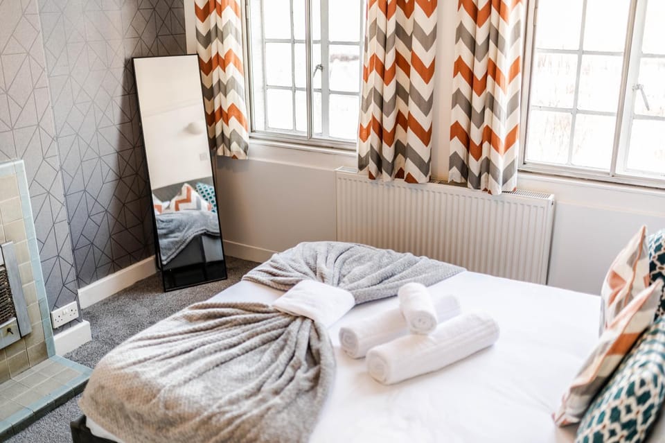 Bed, Bedroom, towels