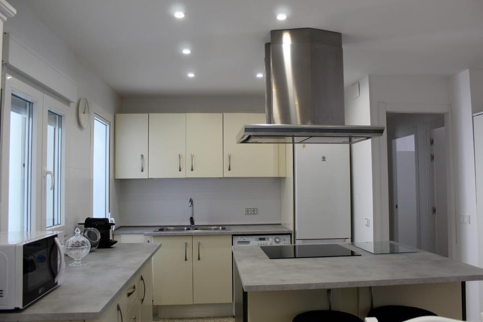 Kitchen or kitchenette, minibar, stove, toaster