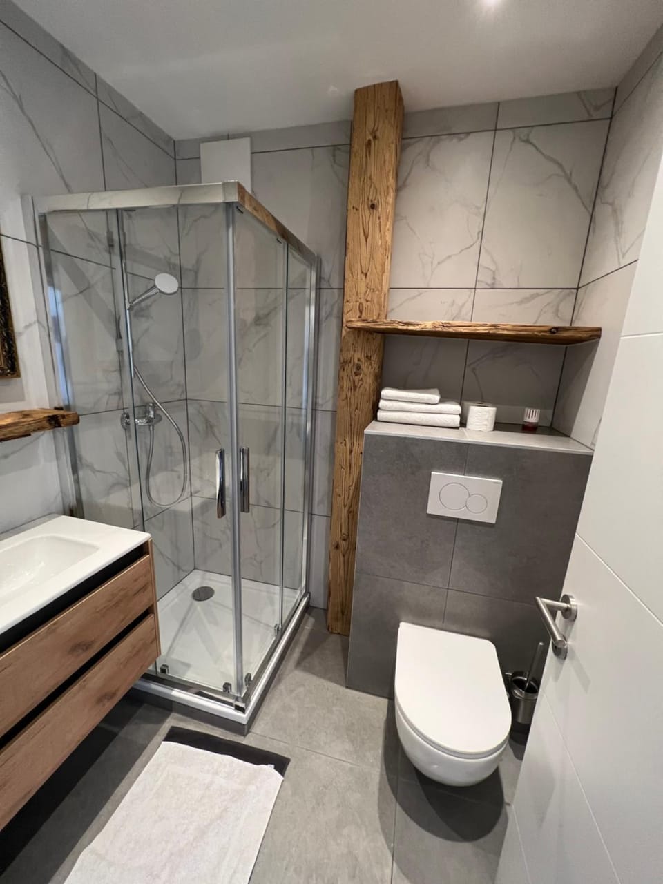 Shower, Toilet, Bathroom, towels