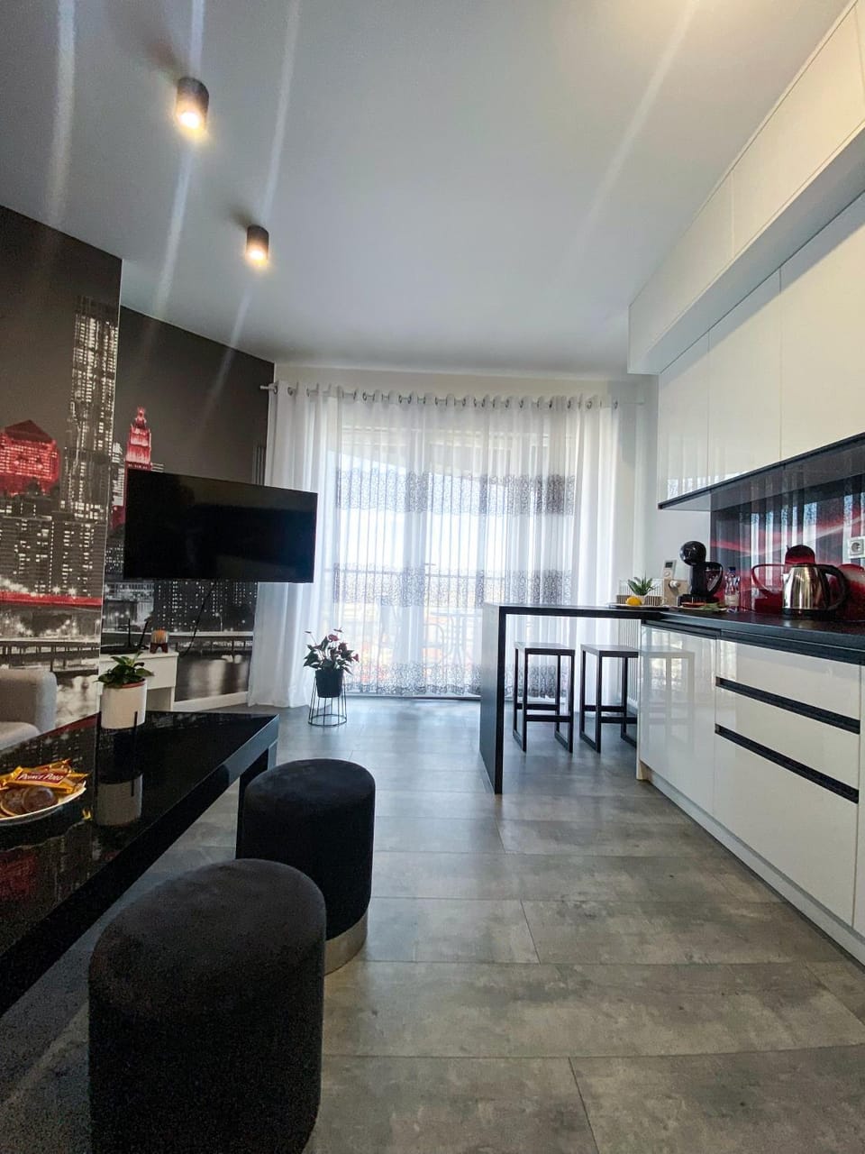 Coffee/tea facilities, Kitchen or kitchenette, Living room, Food and drinks, Seating area, Dining area, Food, stove