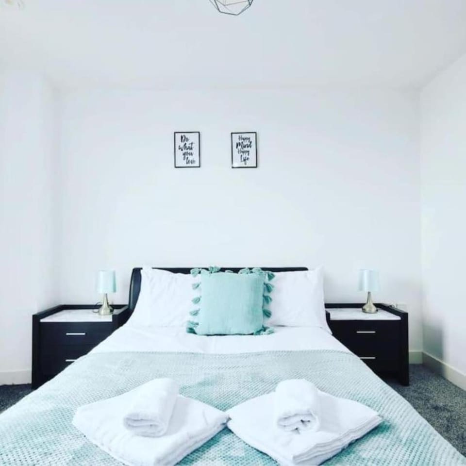Bed, Photo of the whole room, Bedroom, towels