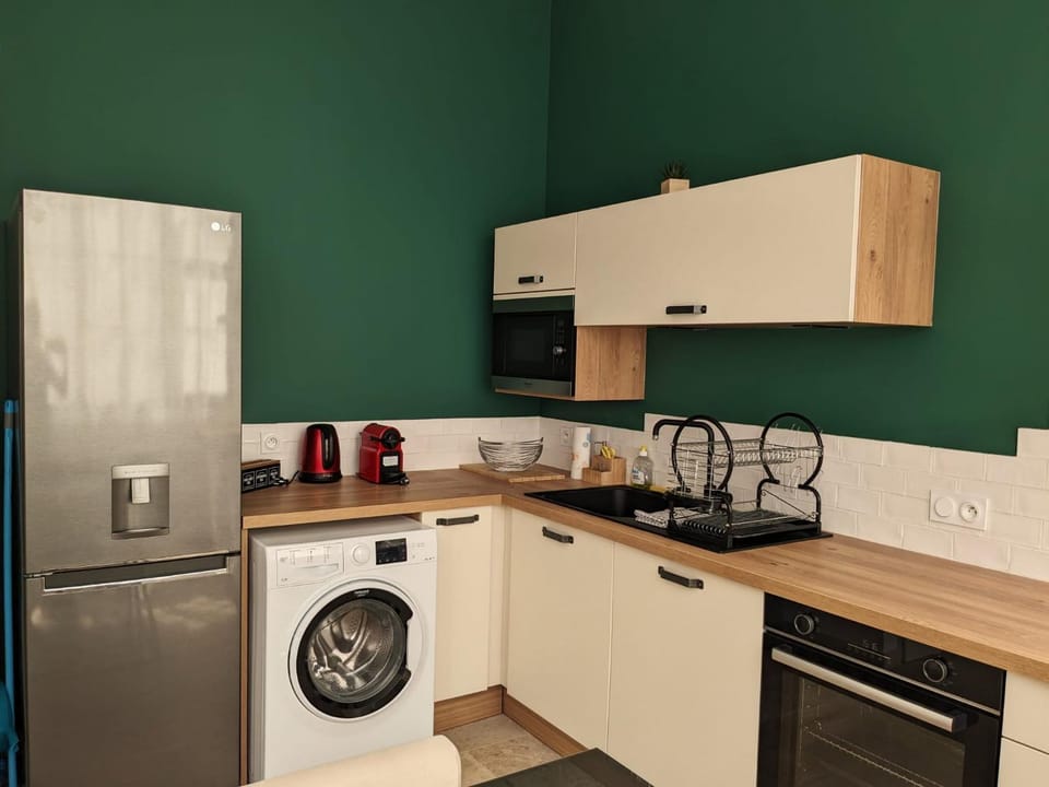 Coffee/tea facilities, Kitchen or kitchenette, dishwasher, oven, stove, washing machine