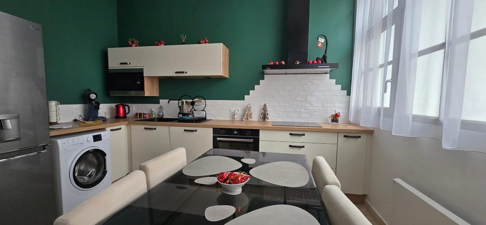 Coffee/tea facilities, Kitchen or kitchenette, dishwasher, oven, stove, washing machine