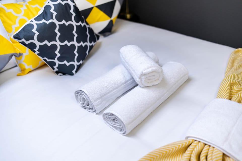 Bed, Bedroom, towels