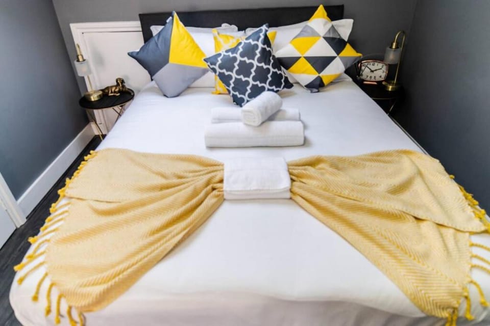 Quiet Top-Floor Retreat -Modern Studio for 2 - Islington Apartment in London Borough of Islington