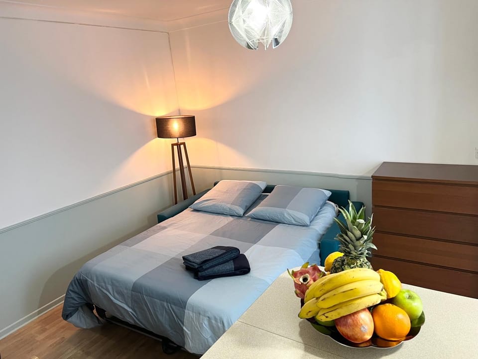 Photo of the whole room, Bedroom, towels