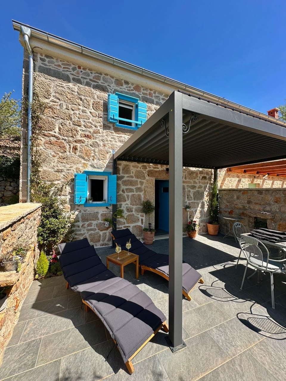 Property building, Day, Seating area