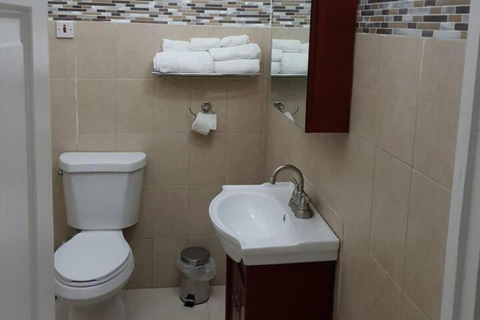 Apartment - Sleeps 4 - Balcony - Patio Apartment in Kingston