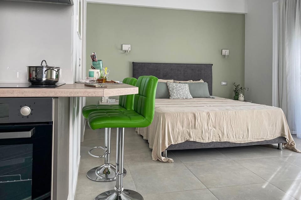 Bed, Kitchen or kitchenette, kitchen