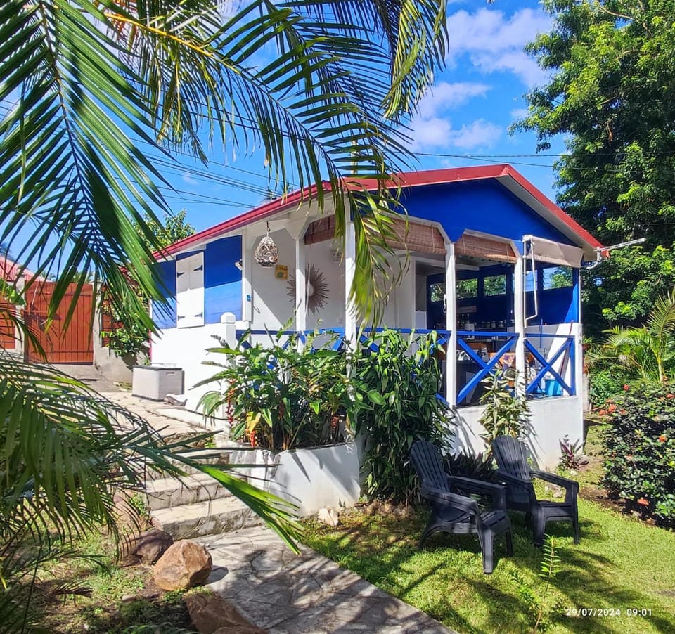 TI SOLEY Bungalow tropical avec piscine, terrasse, clim à Bouillante House in Bouillante