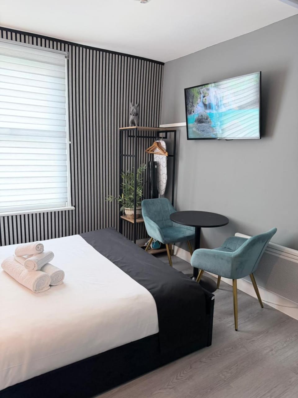 Islington Studio for 2 - Private Bath & Smart TV Apartment in London Borough of Islington