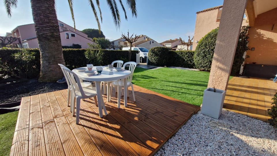 Property building, Patio, Spring, Day, Garden, View (from property/room), Balcony/Terrace, Dining area, Garden view