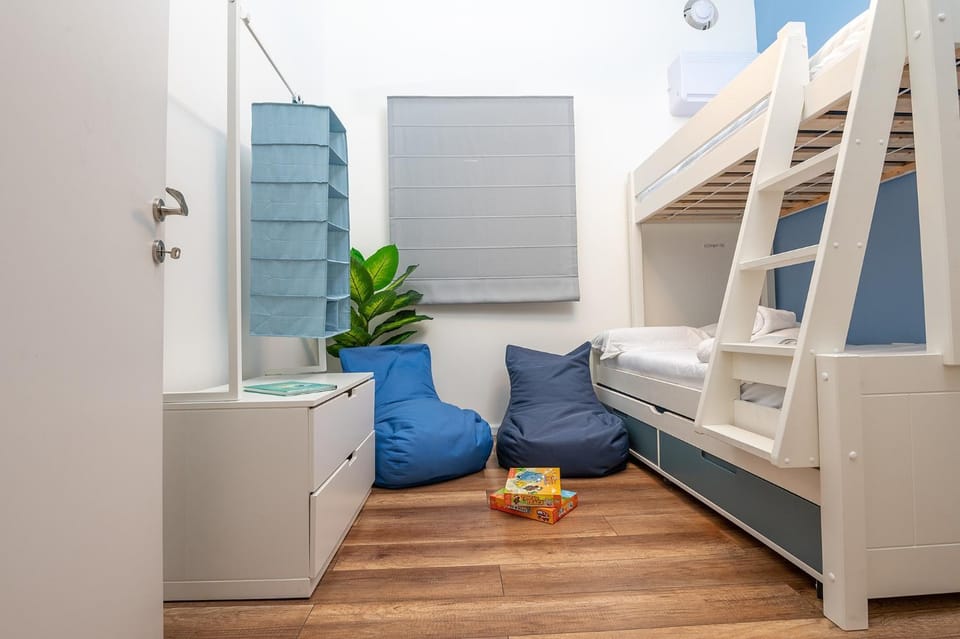 Bedroom, bunk bed