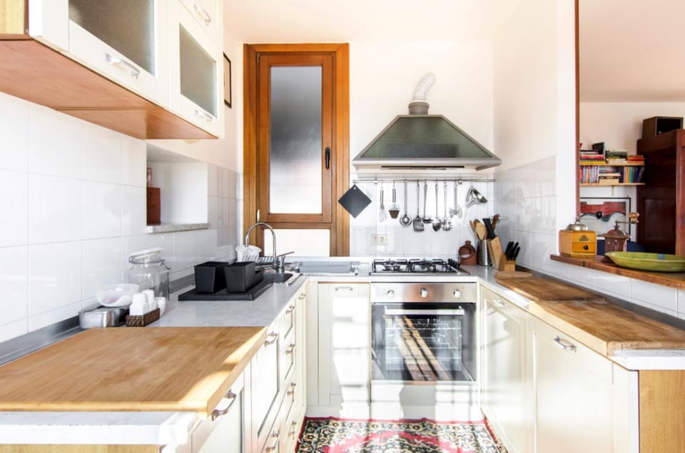 Kitchen or kitchenette, pet friendly, stove