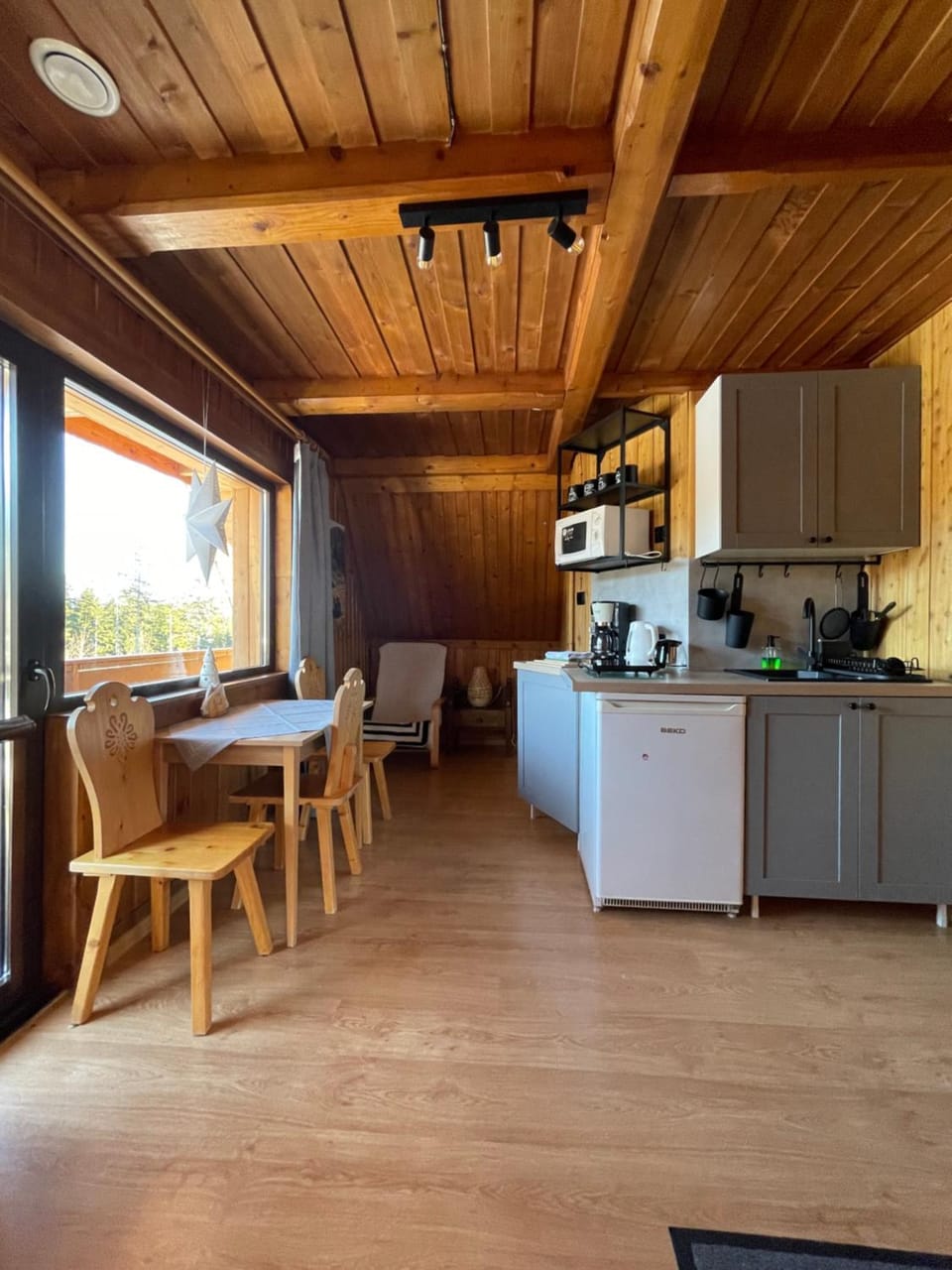 Coffee/tea facilities, Kitchen or kitchenette, Dining area, microwave, stove