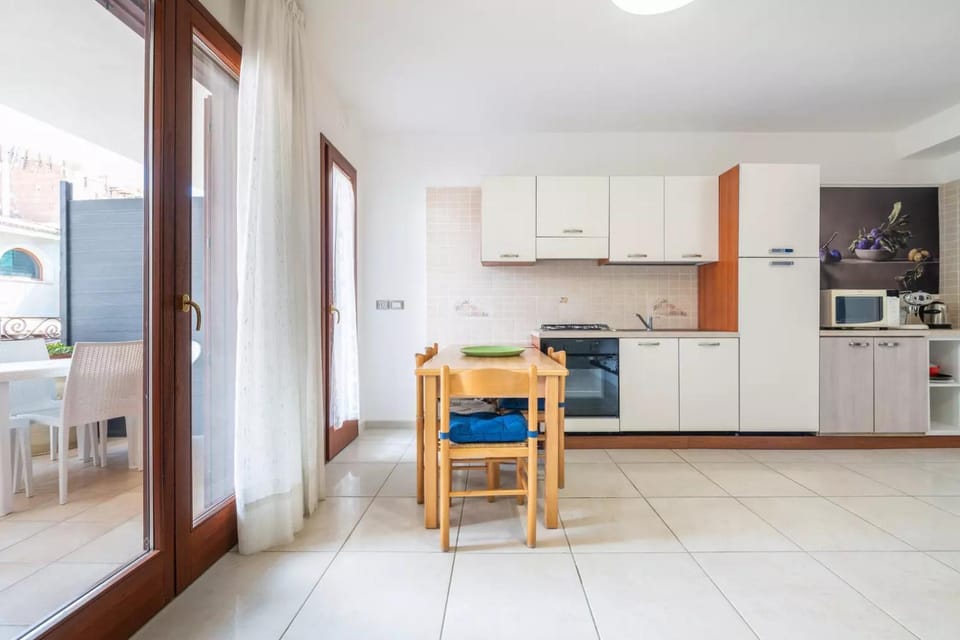 Kitchen or kitchenette, Dining area, oven, stove