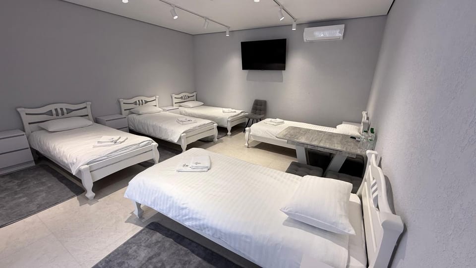 Bed, TV and multimedia, Photo of the whole room, air conditioner