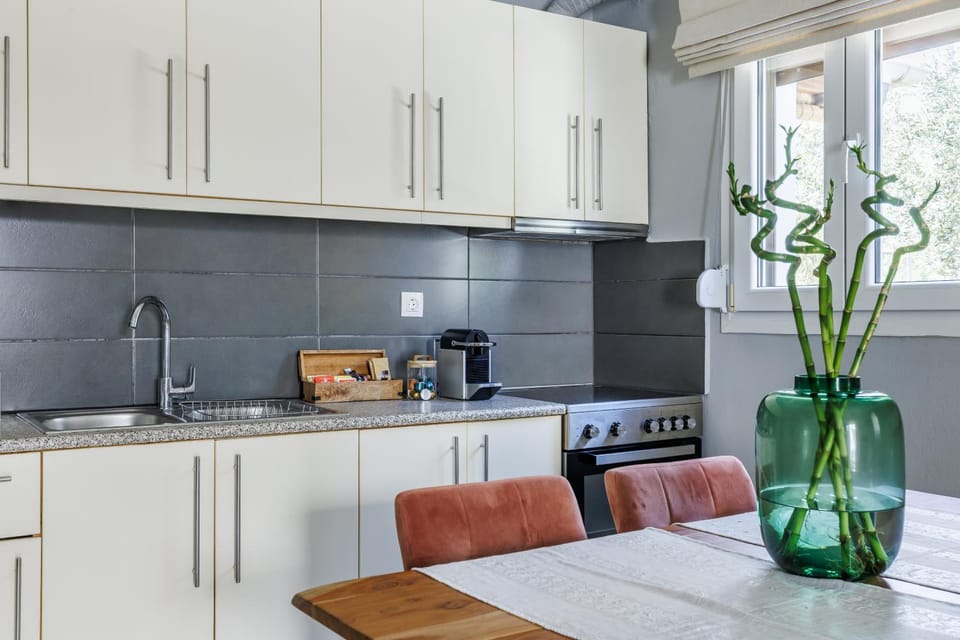 Coffee/tea facilities, Kitchen or kitchenette, Dining area, stove