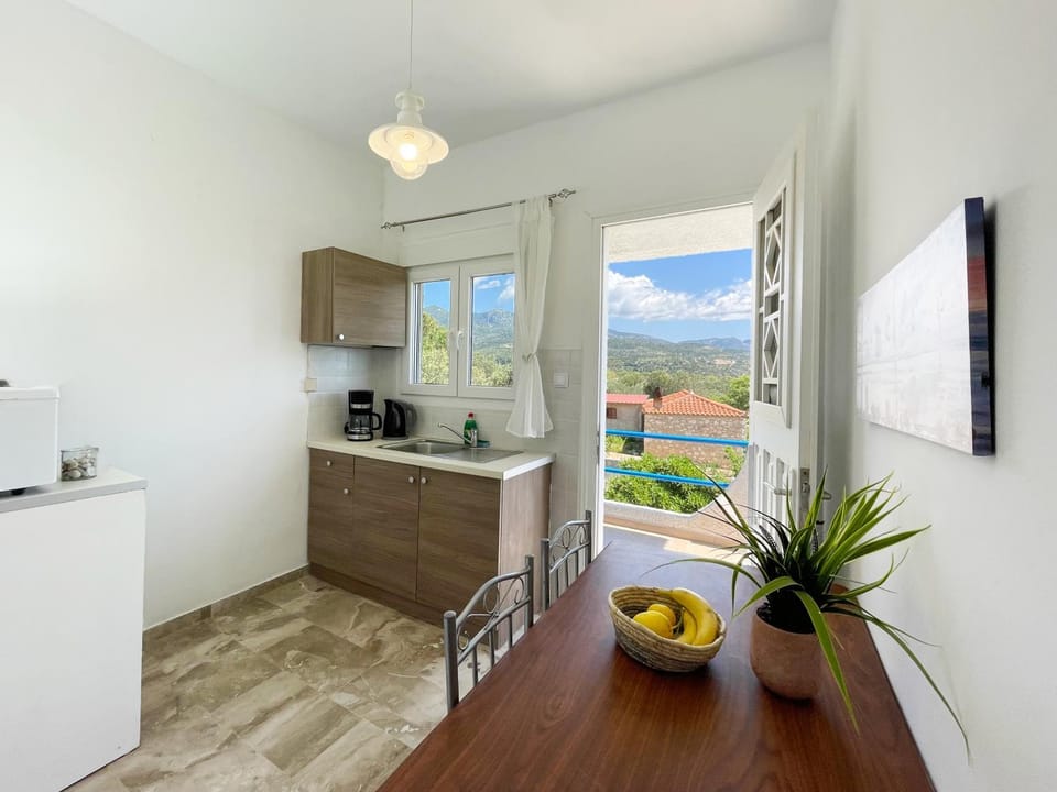 Kitchen or kitchenette, Dining area, pet friendly