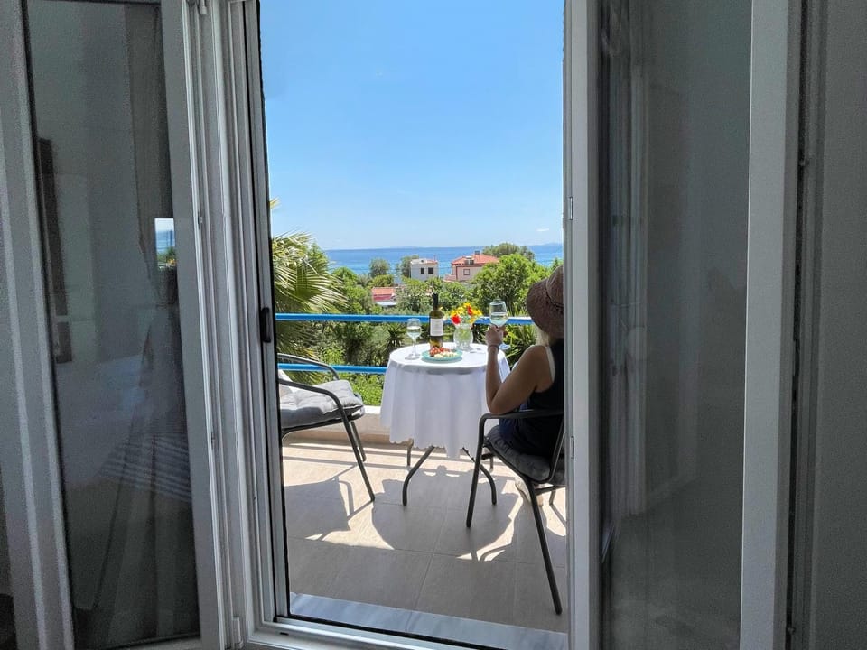 Patio, Day, Natural landscape, View (from property/room), Balcony/Terrace, Seating area, Dining area, Sea view