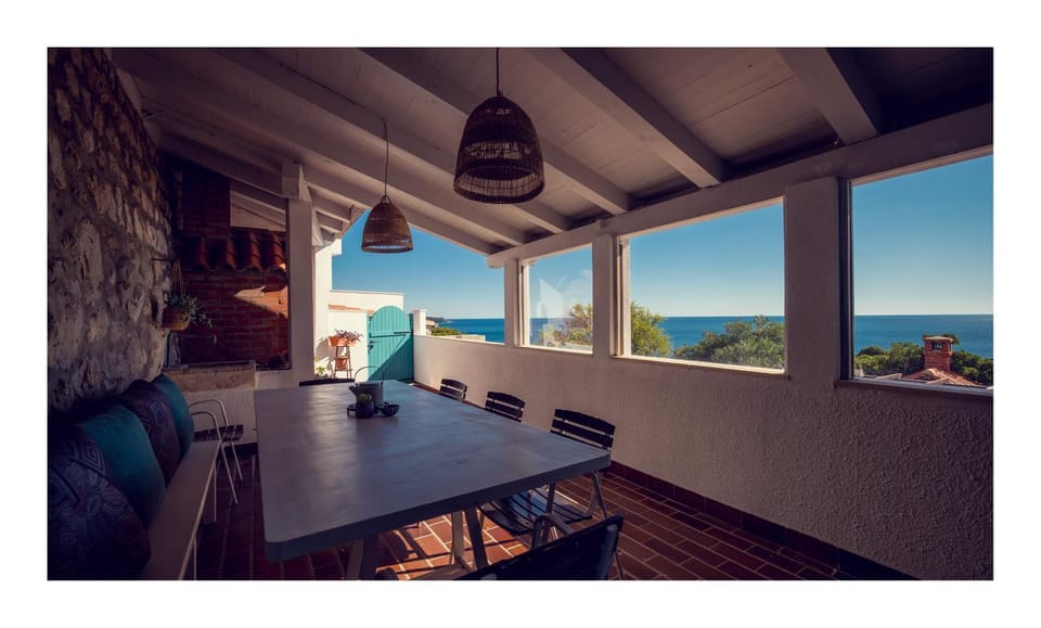Seating area, Dining area, Sea view