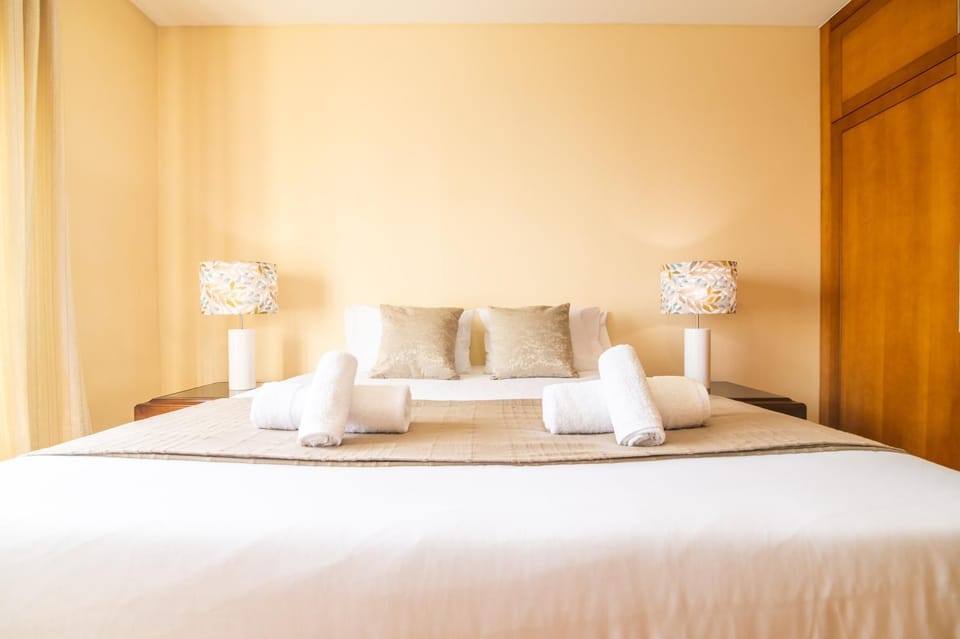 Bed, Bedroom, towels