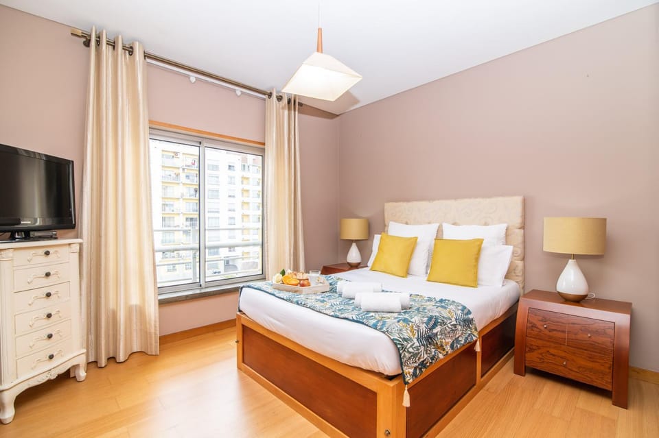Bed, TV and multimedia, Bedroom