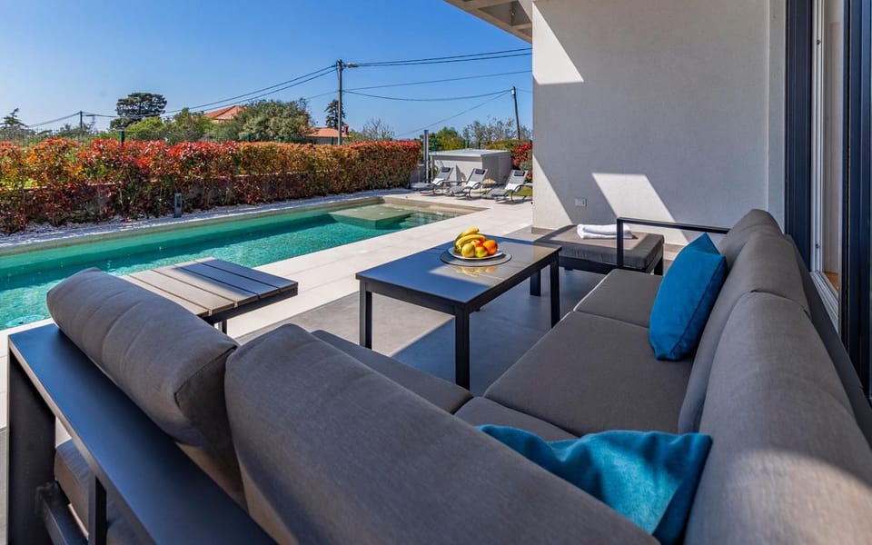 Balcony/Terrace, Seating area, Pool view