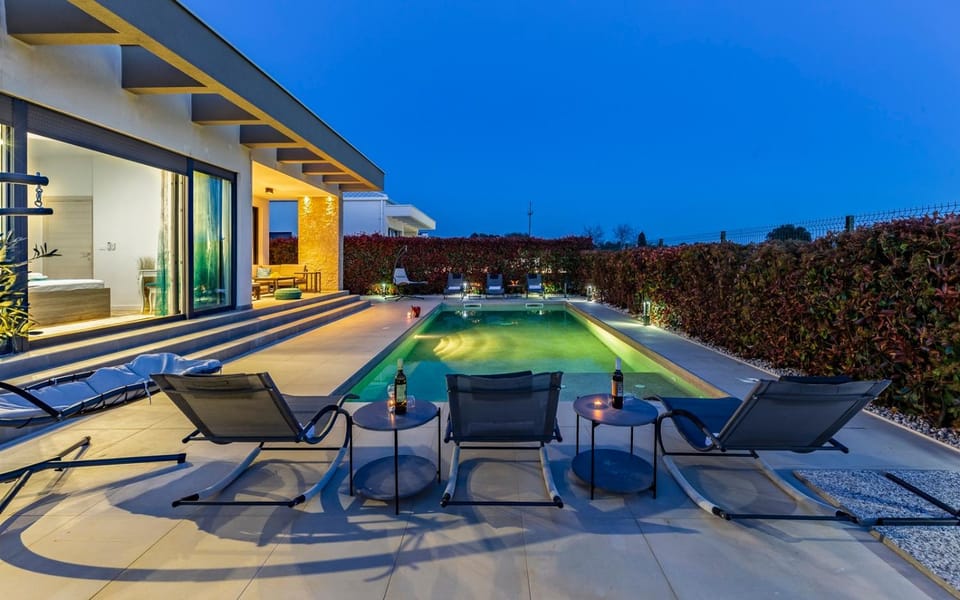 Property building, Swimming pool, sunbed