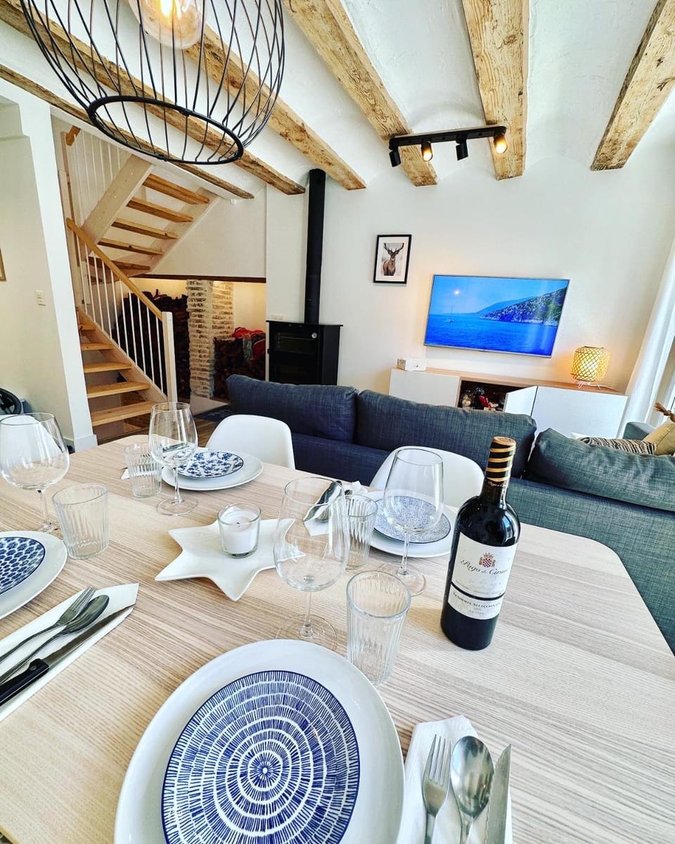 TV and multimedia, Living room, Seating area, Dining area