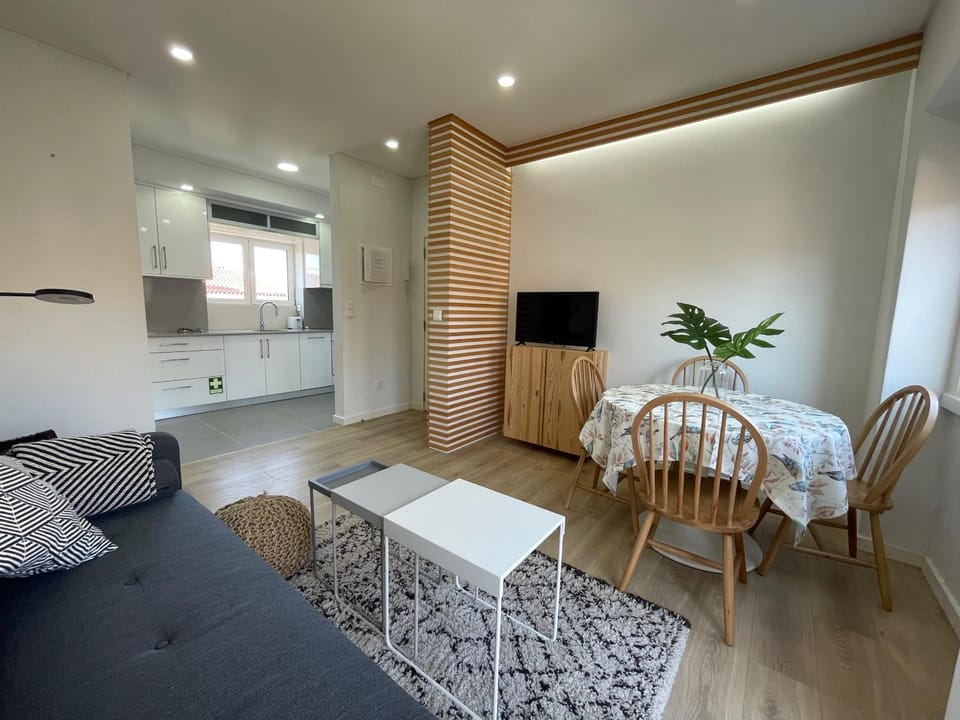 TV and multimedia, Kitchen or kitchenette, Living room, Seating area, Dining area