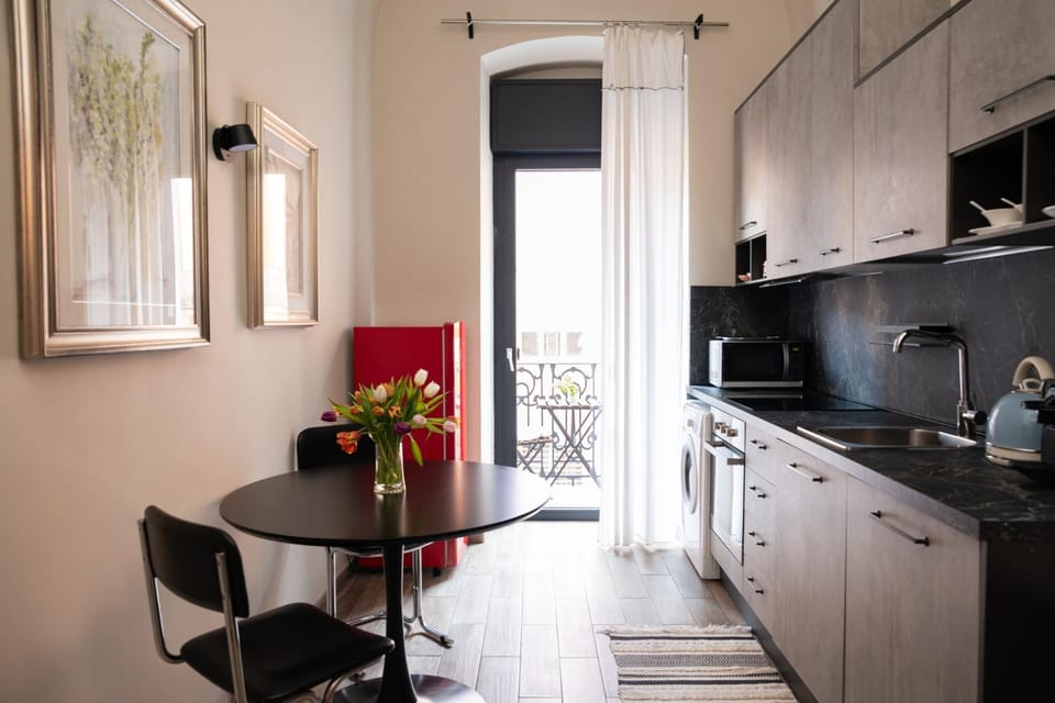 Kitchen or kitchenette, Living room, Seating area, Dining area