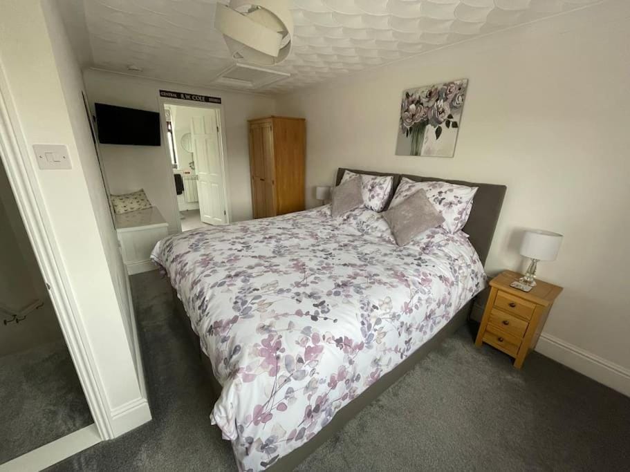 Bed, TV and multimedia, Bedroom, wardrobe