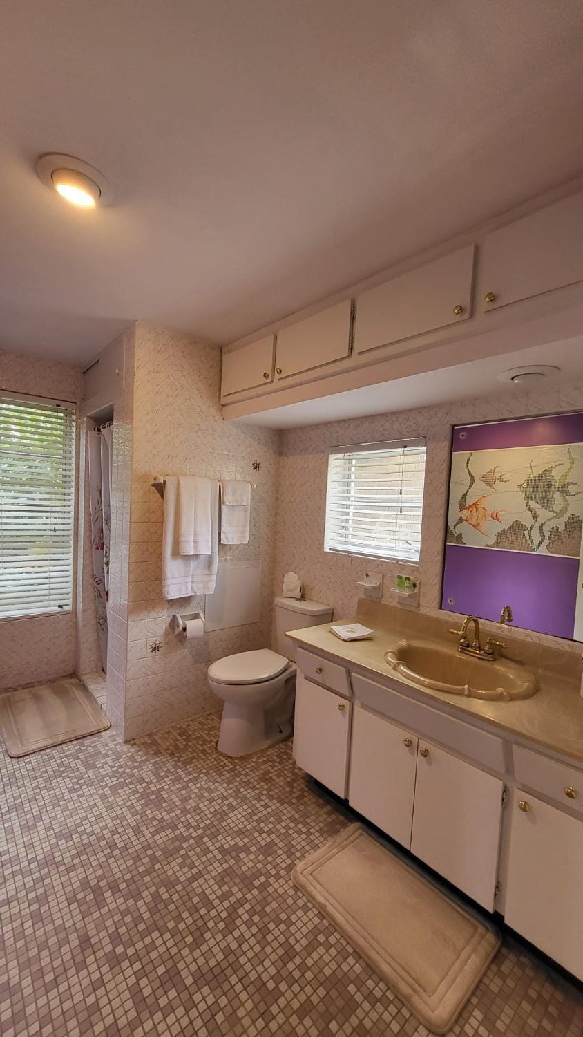 Spacious Beach House Unit,Beautifully Furnished 2 Bed 2Bath./2Min.Walk To Beach House in Indian Rocks Beach